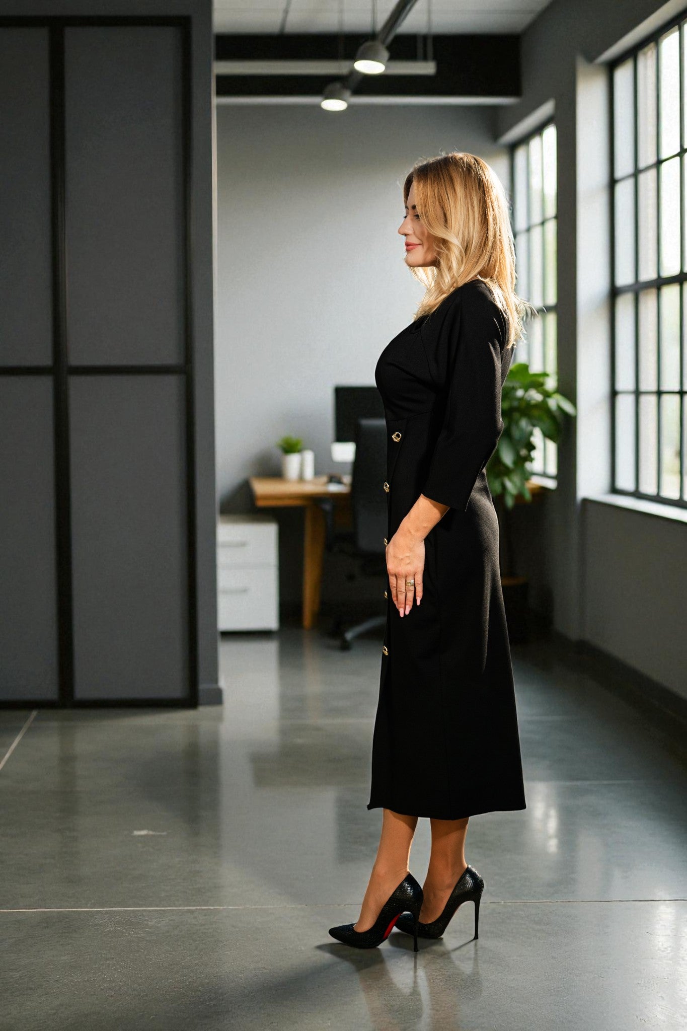 Rochie midi neagră cu nasturi aurii - Noir Midi