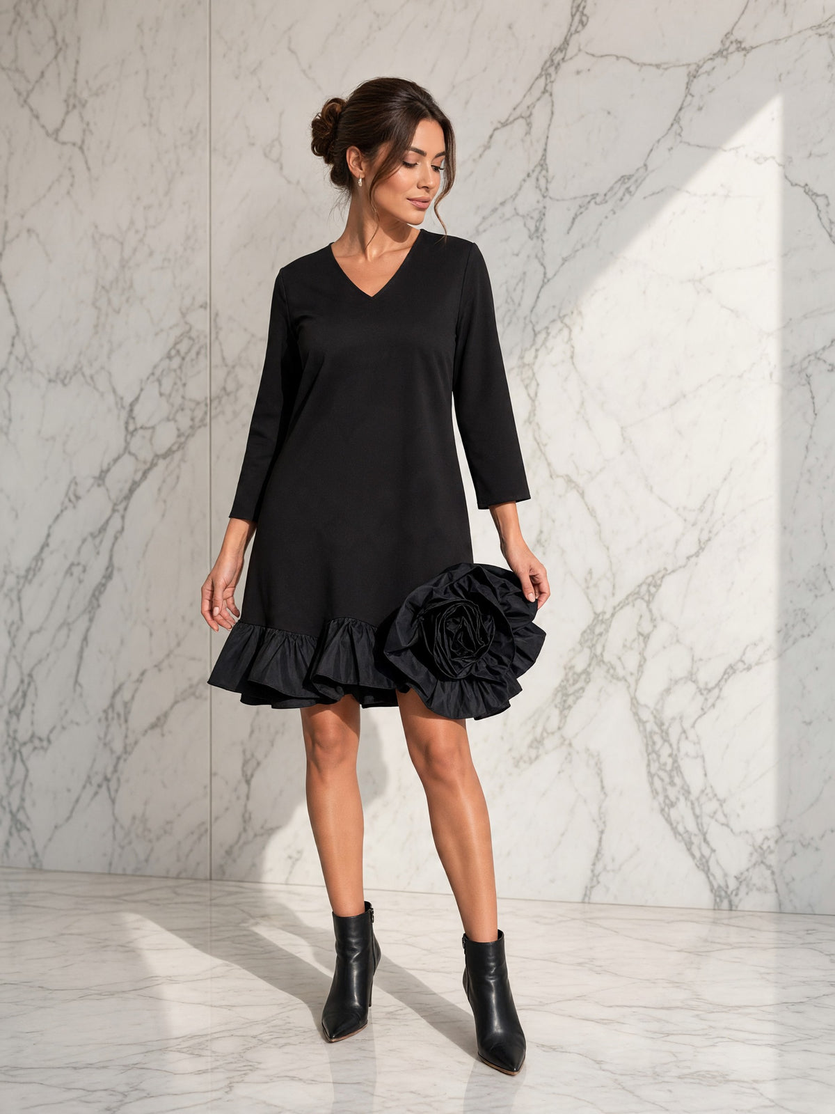 Rochie scurtă Ondine cu floare – negru