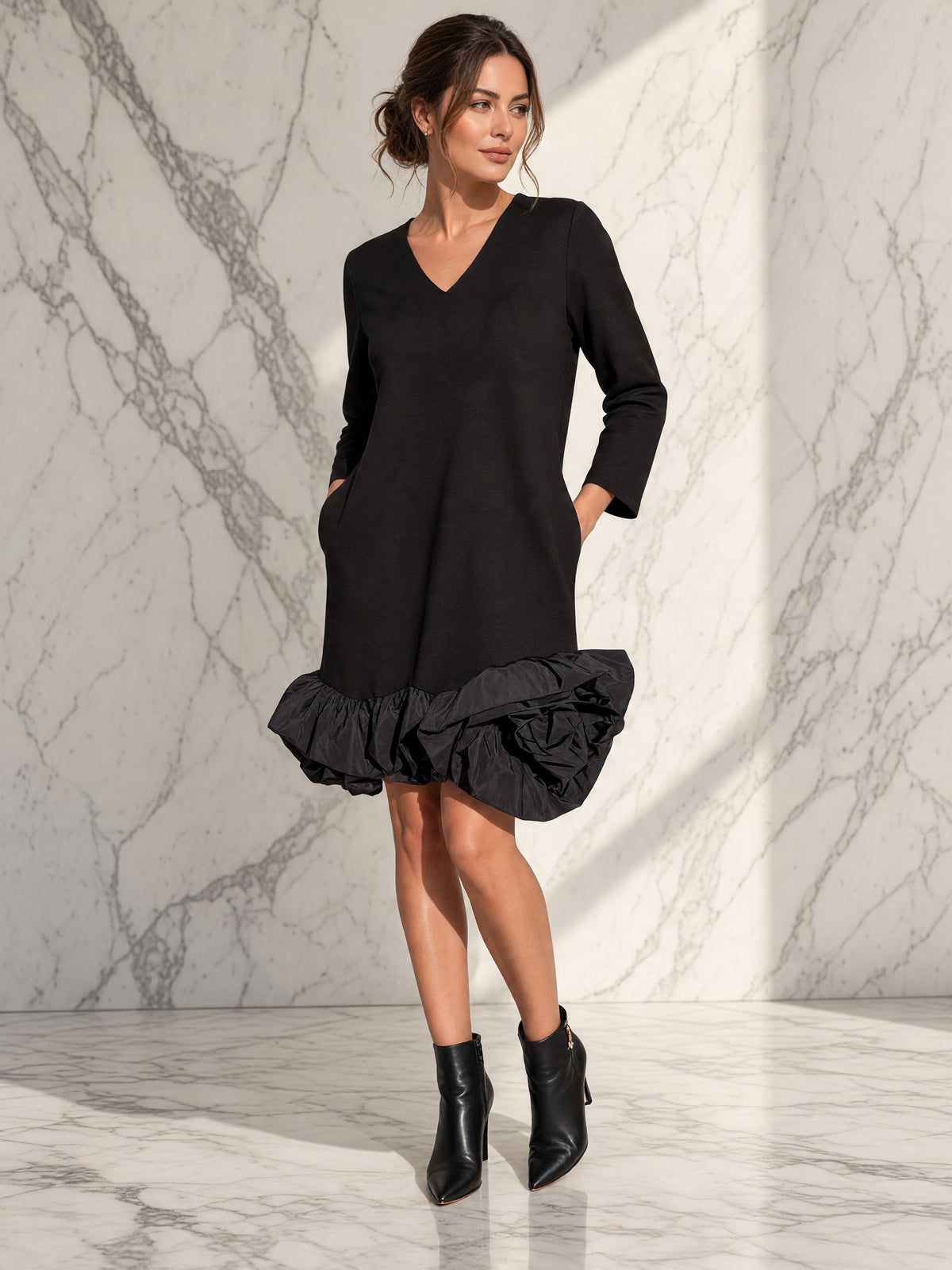 Rochie scurtă Ondine cu floare – negru