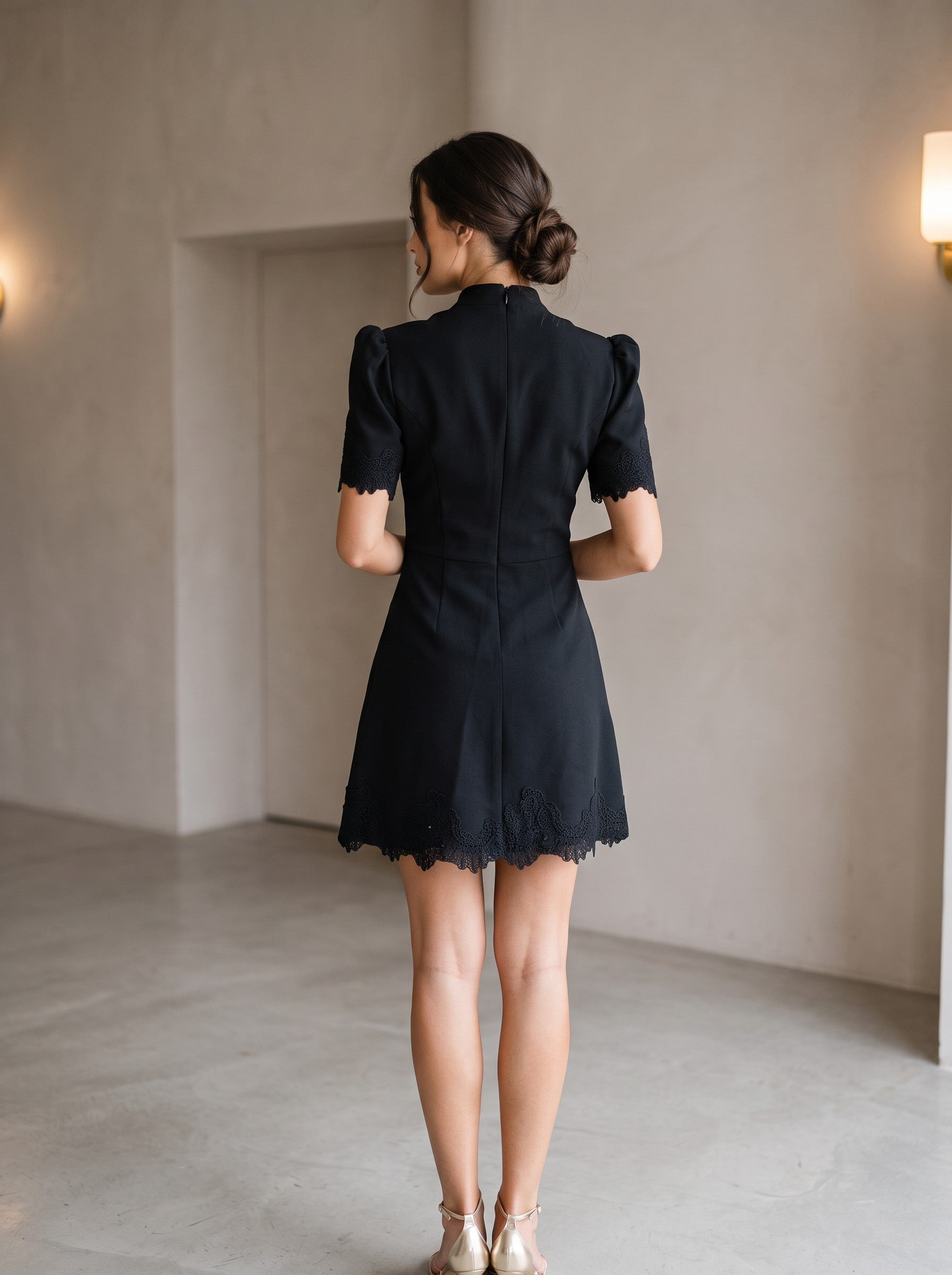 Rochie Scurtă Neagra Eleganta cu Nasturi și Dantelă - Beatrix Black