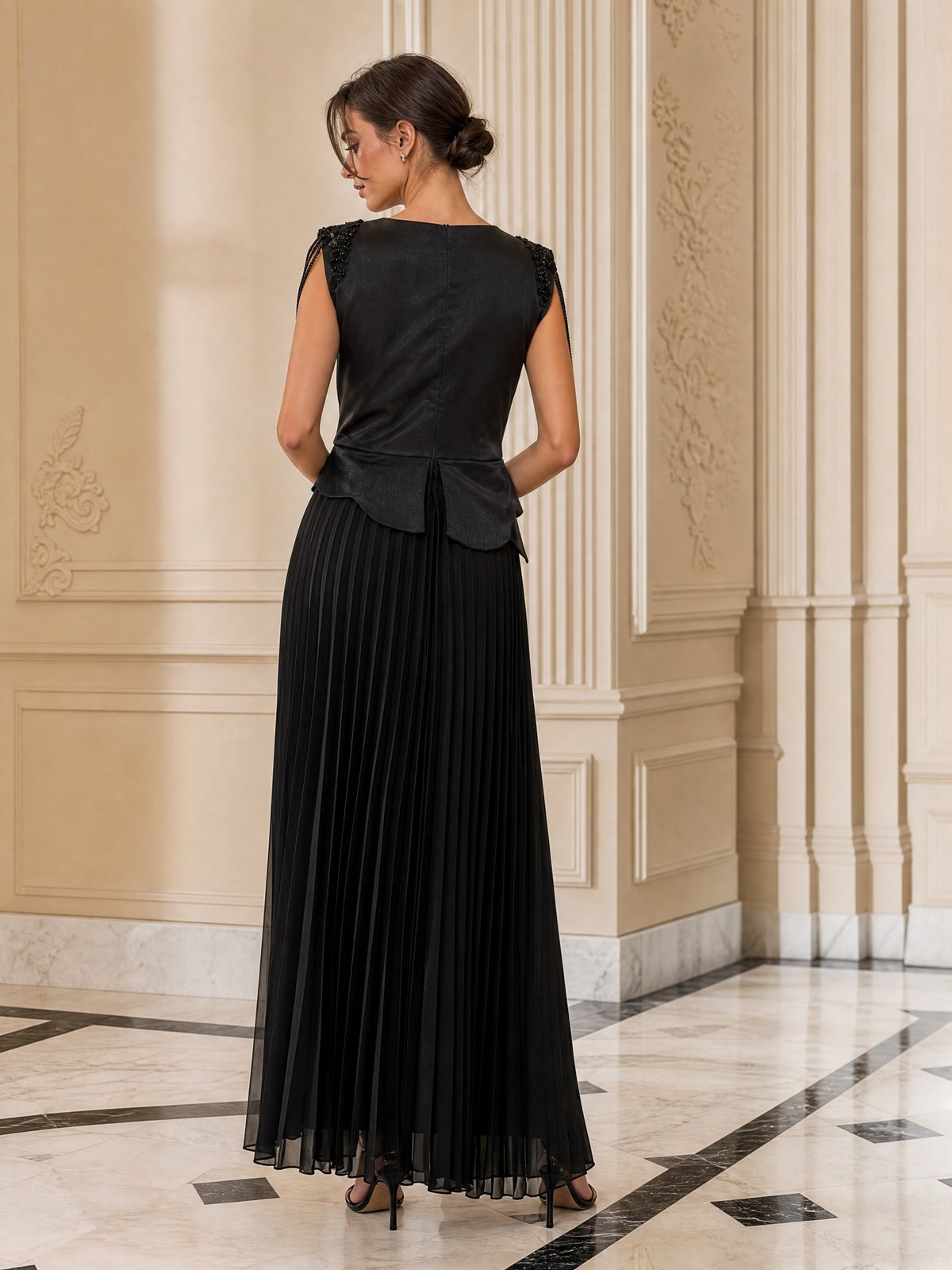Rochie Lungă Neagra cu Lănțișoare Decorative și Fustă Plisată - Arlette Black