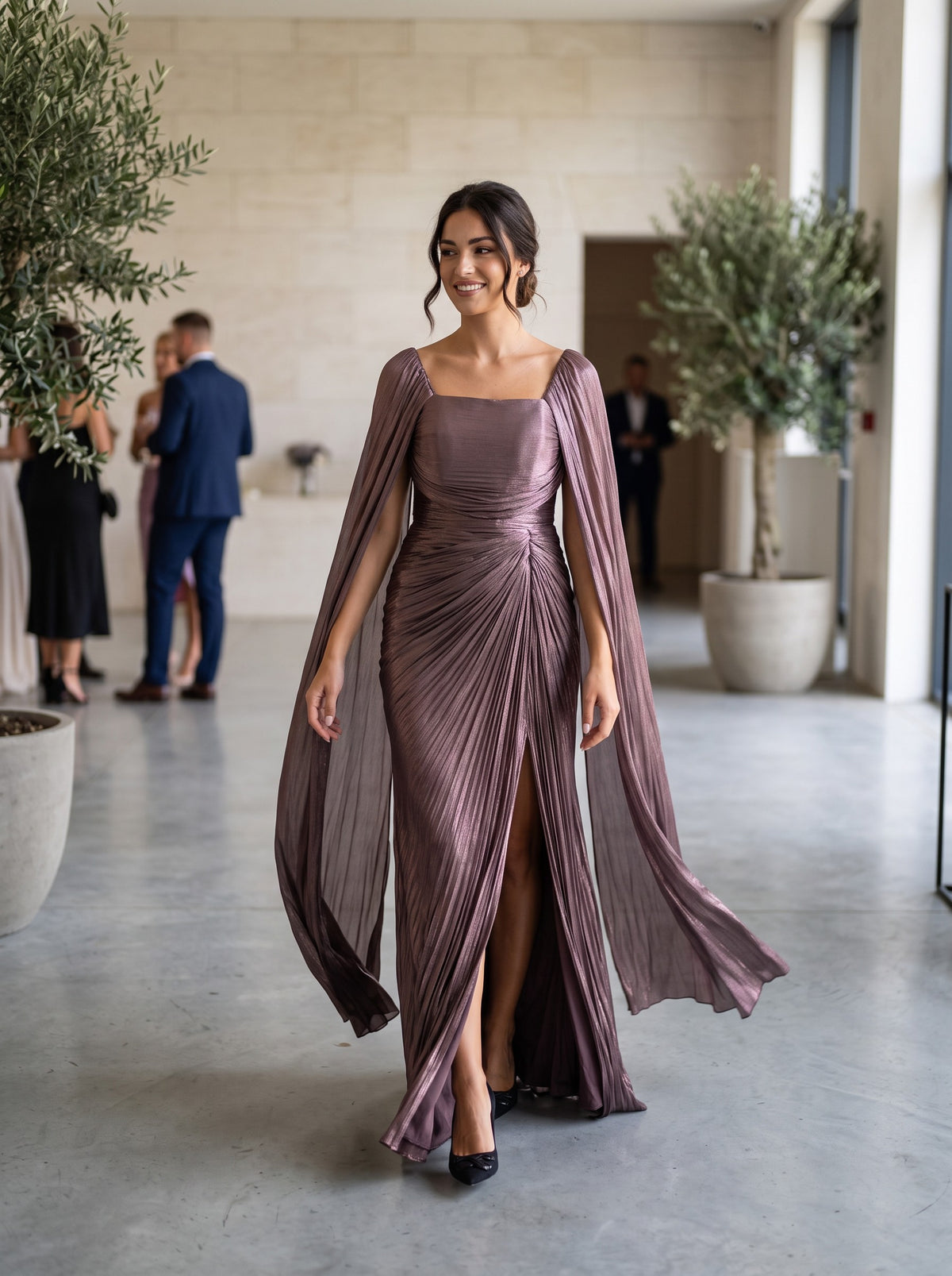 Rochie Lungă Elegantă Vesper Mov Pudrat cu Drapaje și Capă 10769