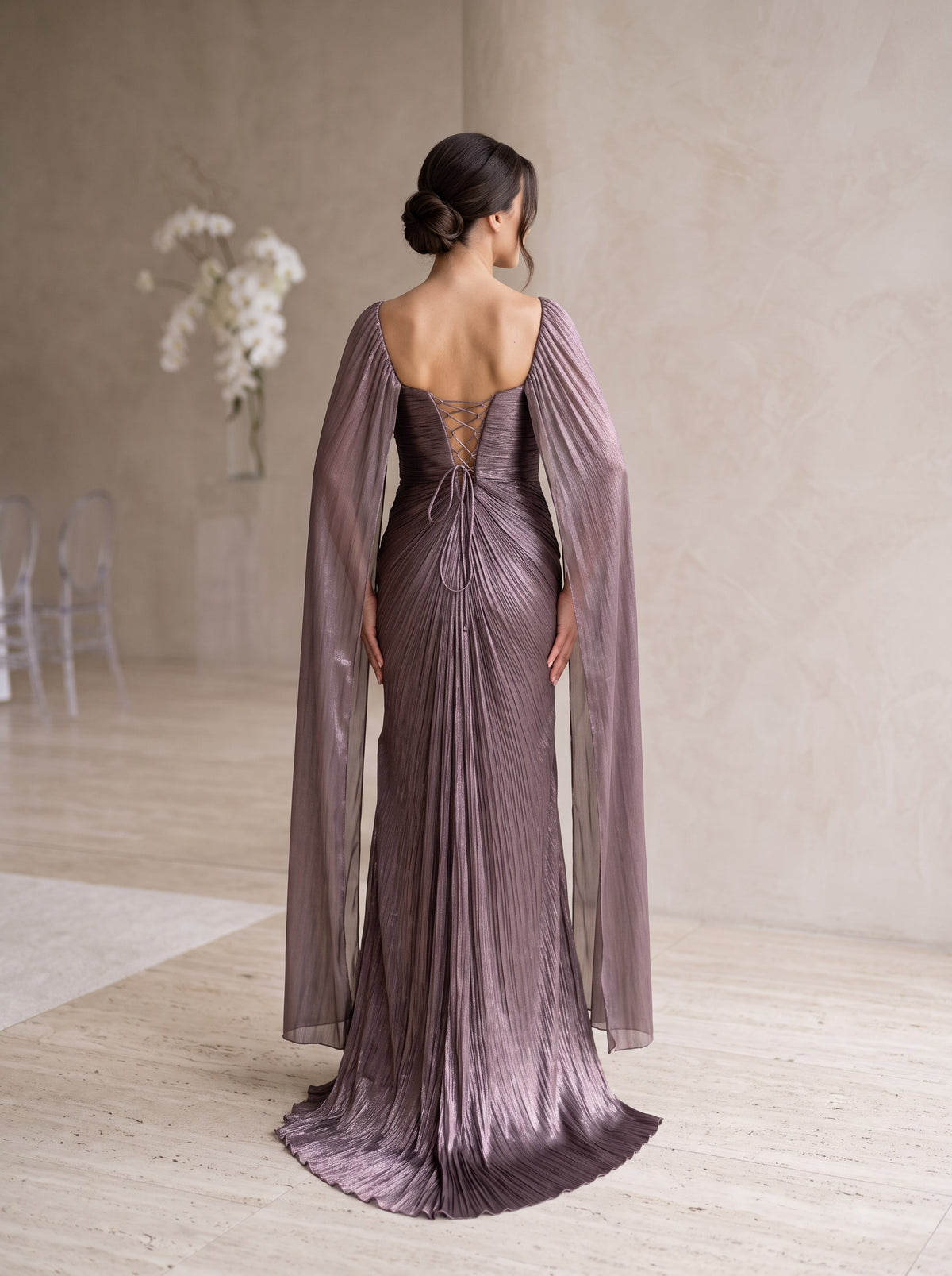 Rochie Lungă Elegantă Vesper Mov Pudrat cu Drapaje și Capă 10769