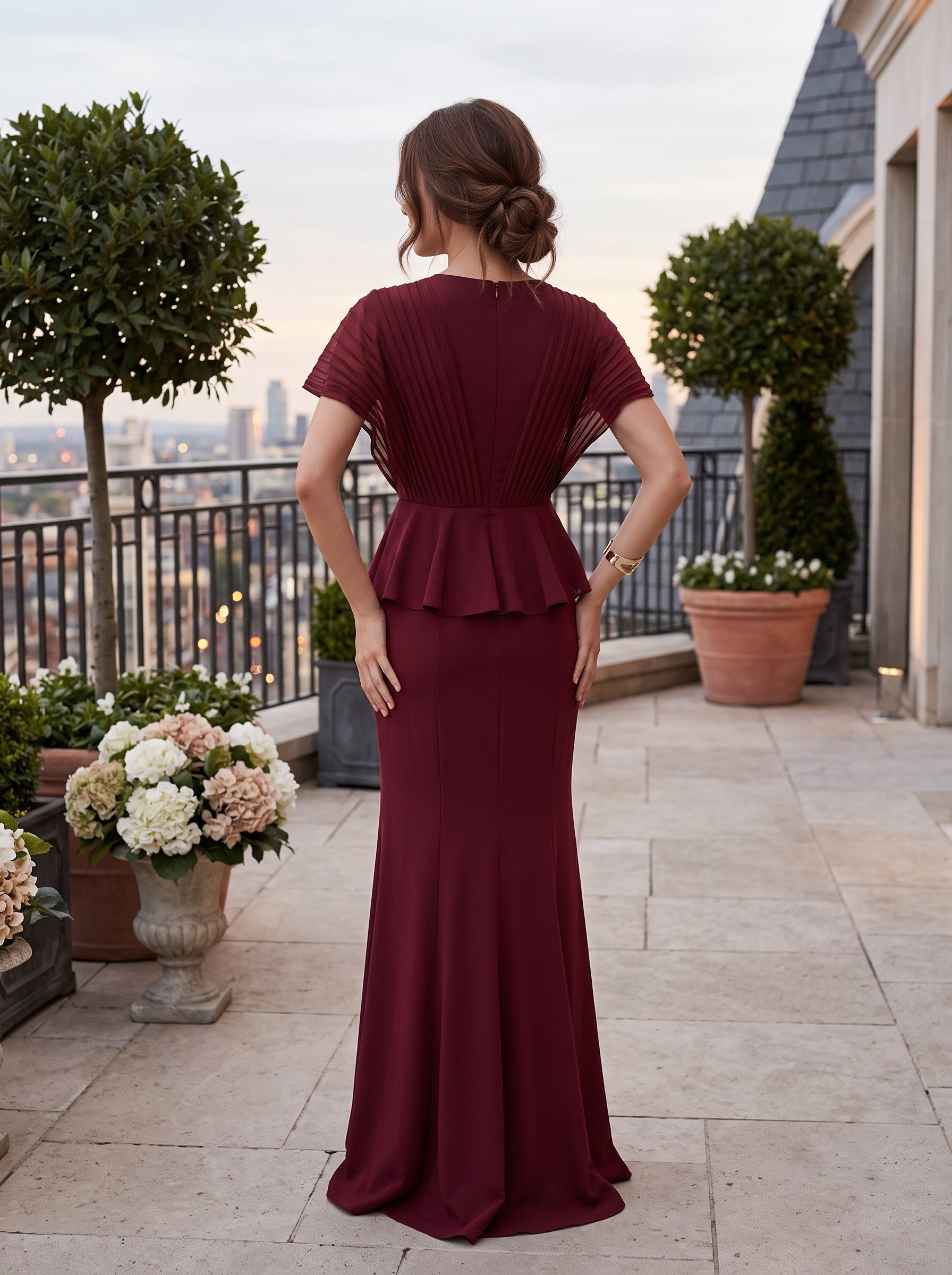 Rochie Lungă Eleganta Bordeaux cu Peplum și Mâneci Plisate – Grenat Nocturne