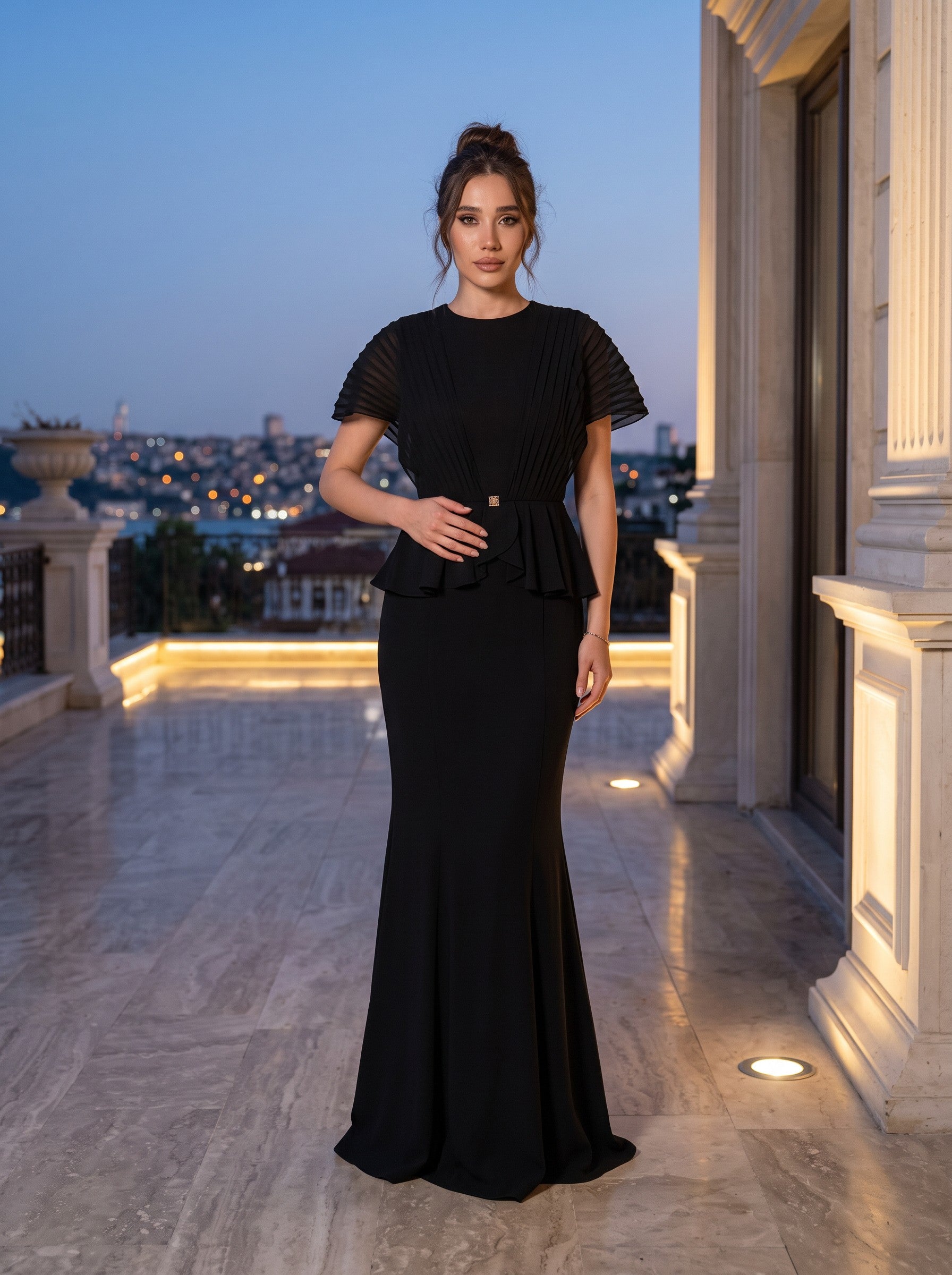 Rochie Lungă Eleganta Neagra cu Peplum și Mâneci Plisate – Noir Solene