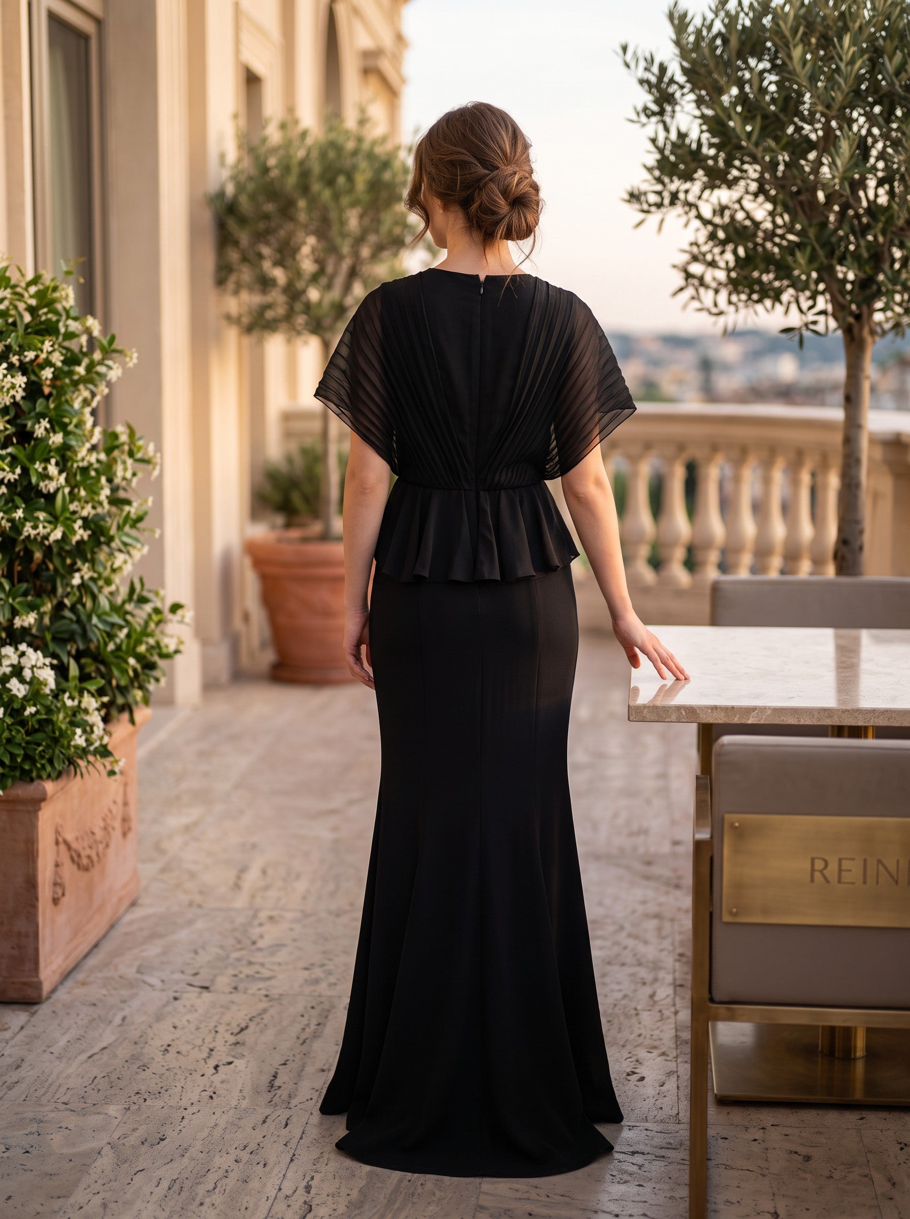 Rochie Lungă Eleganta Neagra cu Peplum și Mâneci Plisate – Noir Solene