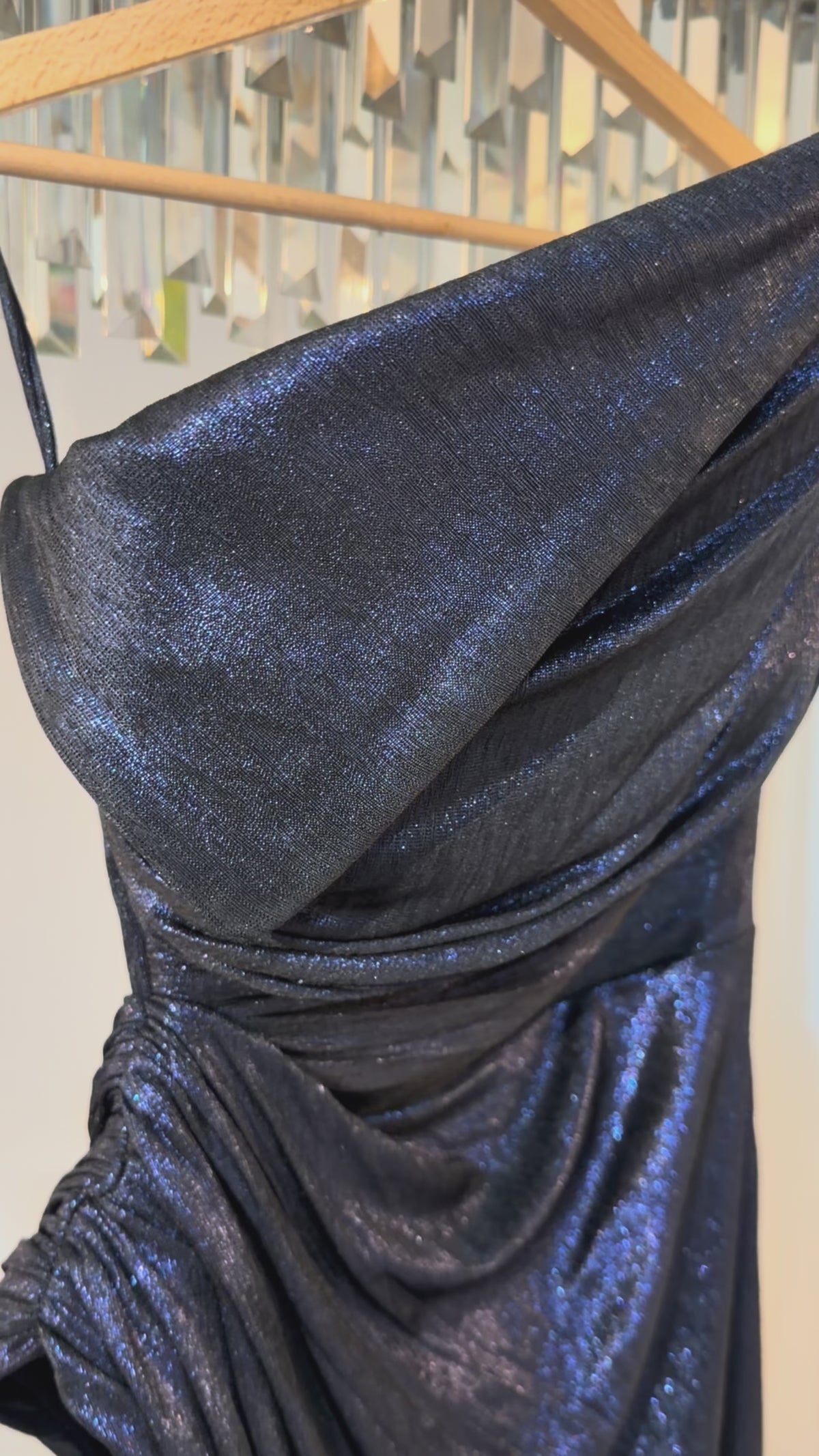 Încărcați videoclipul: Rochie de Seară Bleumarin Metalizată Asimetrică - Serena Midnight