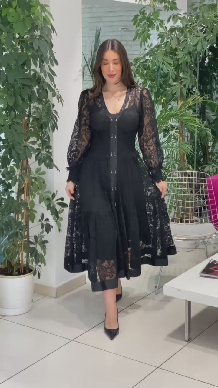 Încărcați videoclipul: Rochia Noir Lace