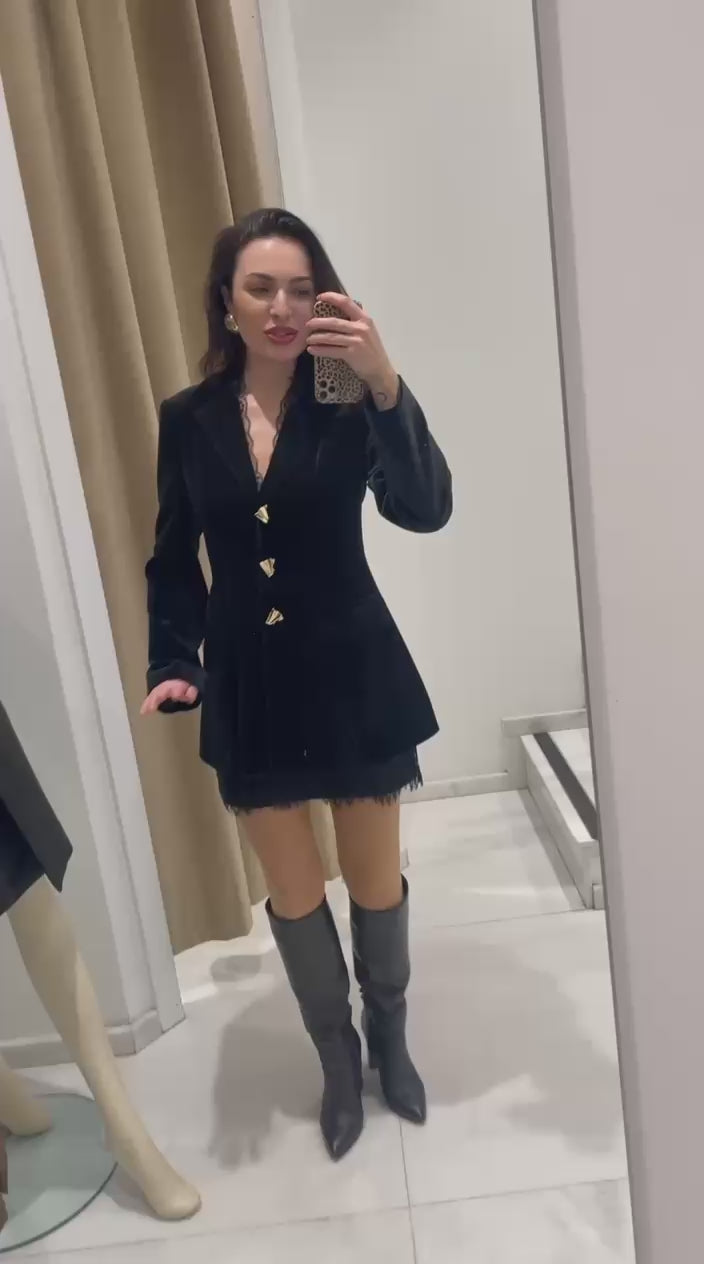 Încărcați videoclipul: Rochie de catifea cu dantelă Auria